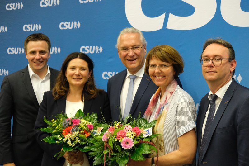 Samstag, 29. Juni 2019; der mit 98,3 % wiedergew�hlte CSU-Bezirksvorsitzende Joachim Herrmann gratuliert seinen vier Stellvertretern zu (Wieder-) Wahl. Von links Andreas Schalk (97,22 %), Cornelia Trinkl ( 94,59 %), Cornelia Griesbeck (89,11 %) und Herbert Lind�rfer (98,10 %).