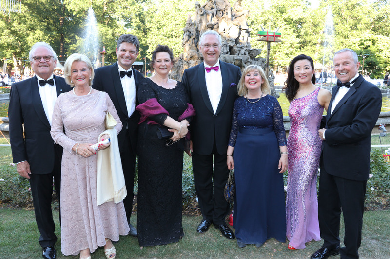 Samstag, 29. Juni 2019, 65. Erlanger Schlo�gartenfest. Es war wieder ein gelungenes Fest bei optimalen Wetterbedingungen. Auf dem Bild von links: Hans Wormser mit Gattin Helga, Professor Joachim Hornegger mit Gattin Belinda, Joachim  Herrmann mit Gattin Gerswid, Hans-Georg Geis mit Gattin Catherine Xue Dung-Geis.
Bild: Kurt Fuchs
 