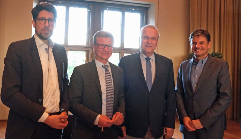 Dienstag, 2. Juli 2019; Wissenschaftsminister Bernd Sibler kam auf Einladung von Innenminister Joachim Herrmann zu einer Diskussionsveranstaltung mit Professoren der Friedrich-Alexander Universit�t und anderen interessierten G�sten nach Erlangen. Minister Sibler bekr�ftigte nochmals, dass die Staatsregierung zu ihrem Wort steht und 1,5 Milliarden Euro in den n�chsten Jahren f�r die FAU zur Verf�gung stehen. Im Bild von links: Dr. Kurt H�ller, Vorsitzender Arbeitskreis Hochschule, Staatsminister Bernd Sibler, Staatsminister Joachim Herrmann, Pr�sident der FAU Prof. Joachim Hornegger