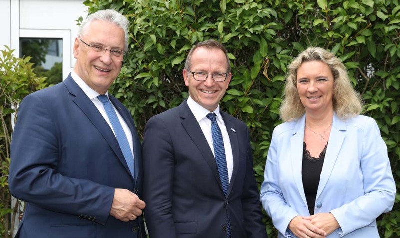 Donnerstag, 11. Juli 2019;  �Ehrenamtliches und sportliches Engagement spielt f�r die Integration in unserem Land eine herausragende Rolle. Dort ziehen Einheimische und Menschen mit Migrationshintergrund an einem Strang. Das verbindet Menschen unabh�ngig von Nationalit�t und Herkunft. Diesen positiven Effekt wollen wir k�nftig noch intensiver nutzen.� Dieses Fazit zieht Bayerns Innen- und Integrationsminister Joachim Herrmann nach der 2. Bayerischen Integrationskonferenz, zu der zahlreiche Akteure aus den Bereichen Ehrenamt und Sport eingeladen waren. Im Bild: Innen- und Integrationsminister Joachim Herrmann, BLSV-Pr�sident J�rg Ammon und Familien- und Sozialministerin Kerstin Schreyer.
Sammy Minkoff