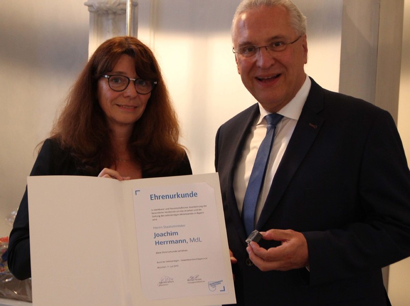 Donnerstag, 11. Juli 2019; Bayerns Innenminister Joachim Herrmann hat in Erlangen bei den Abschlussveranstaltungen der BDS-Azubiakademien, dem Bund der Selbst�ndigen � Gewerbeverband Bayern e. V. Mittelfranken, Zertifikate an die Absolventen �berreicht und die hervorragende Partnerschaft zwischen dem Freistaat und den Unternehmen betont: 