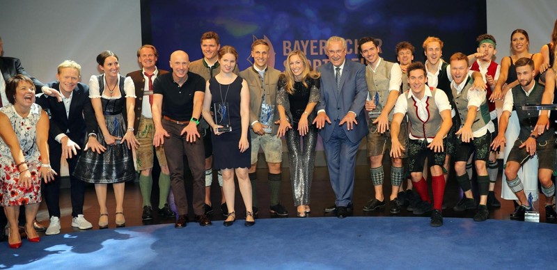 Samstag, 13. Juli 2019;  Biathletin Laura Dahlmeier, Springreiterin Simone Blum, Skispringer Markus Eisenbichler, Parabiathletin Clara Klug, Skirennfahrer Thomas Dre�en und Josef Ferstl sowie die bayerischen Spielerinnen und der Landestrainer der U18-Baketballeuropameisterinnen sind heute in verschiedenen Kategorien von Sportminister Joachim Herrmann mit dem Bayerischen Sportpreis geehrt worden. Den pers�nlichen Preis des Bayerischen Ministerpr�sidenten Dr. Markus S�der �berreichte in Vertretung Bayerns Innen- und Sportminister an das Skiass Felix Neureuther. Bei der gro�en TV-Gala traten Markus Wasmeier, Peter Schlickenrieder, Dr. Christine Theiss, Dieter Thoma und Alexandra Wenk als prominente Laudatoren auf. Den Showact gestaltete die DDC-Breakdance-Crew aus Schweinfurt.