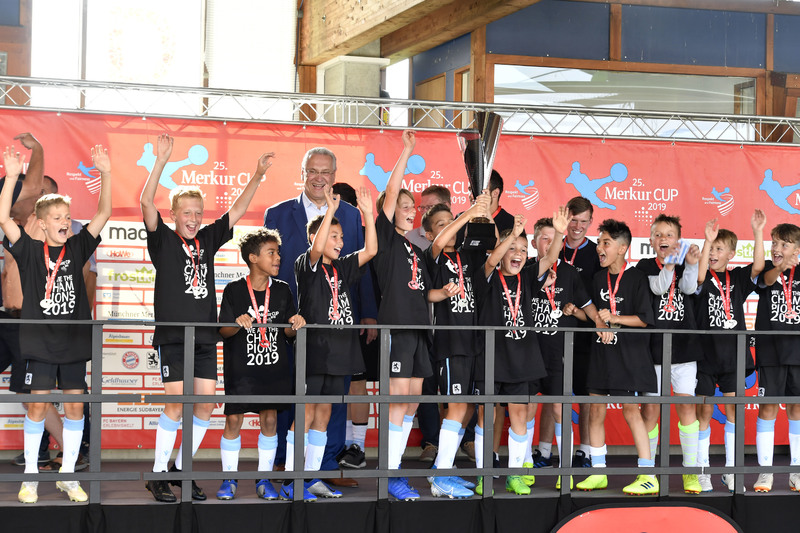 Samstag, 20. Juli 2019; Sportminister Joachim Herrmann beim 25. Merkur Cup, der Champions Leaque der E- Junioren in M�nchen. Auf dem Bild die Siegermannschaft TSV 1860 M�nchen, die zum 10. Mal gewonnen hat.
Foto: Marcus Schlaf