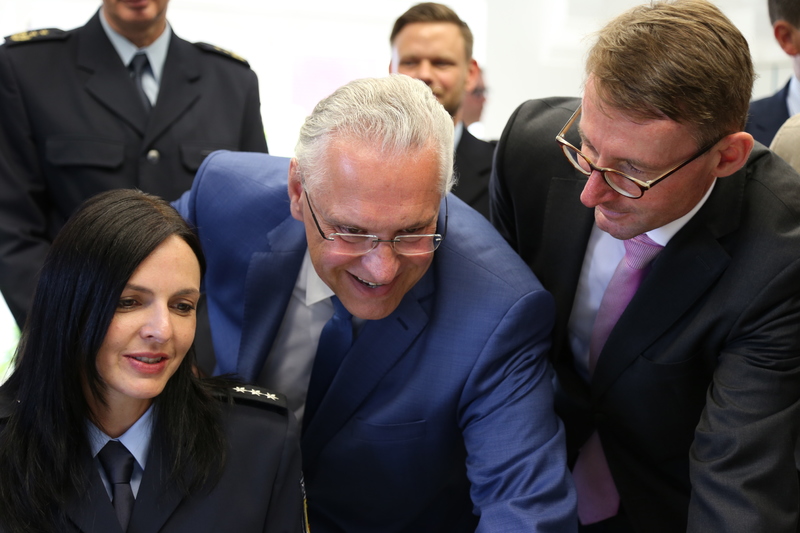 Donnerstag, 1. August 2019, Plauen; Innenminister Herrmann und Innenminister W�ller unterzeichnen Kooperationsvereinbarung zwischen Bayern und Sachsen. Sie regelt die vertiefte Zusammenarbeit der beiden Polizeien. So soll beispielsweise der Austausch polizeilicher Lagebilder insbesondere in den Bereichen Bet�ubungsmittel- und Waffenkriminalit�t, Kfz-Verschiebung, Schleusung sowie Menschenhandel noch intensiver werden. Bild: Polizei Sachsen