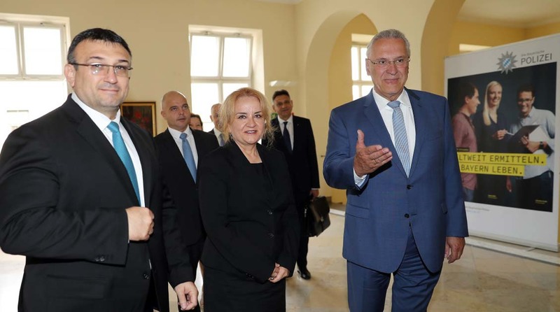 Montag, 5. August 2019; Innenminister Joachim Herrmann empf�ngt seinen bulgarischen Amtskollegen Mladen Marinov in M�nchen. Die polizeiliche Zusammenarbeit im Rahmen der Europ�ischen Strategie f�r die Donauregion, die Sicherung der EU-Au�engrenzen, die organisierte Kriminalit�t, die europ�ische Asyl- und Migrationspolitik sowie die Terrorismusbek�mpfung sind die zentralen Themen.
Foto: Sammy Minkoff 