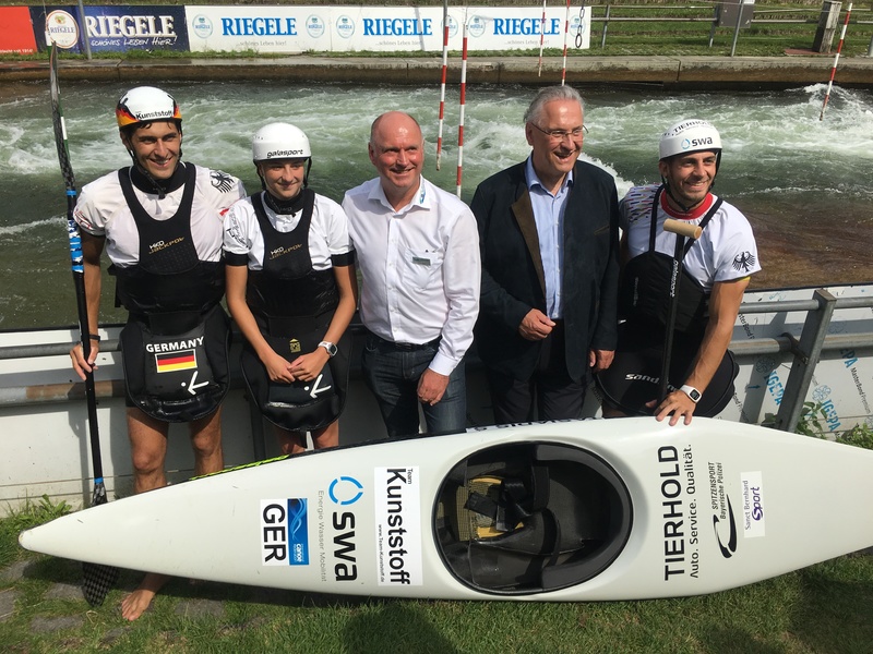 Dienstag, 6. August 2019, Augsburg; Sportminister Joachim Herrmann trifft Spitzensportler der Bayerischen Polizei  vor dem Eiskanal in Augsburg: Olympiasilbermedaillengewinner und Weltcupf�hrender im Canadier Einer, Sideris Tasiadis, Seminarleiter Spitzensport Armin Nebel,   Nachwuchskanutin Franziska Hanke,  und Leo Bolgk aus der U23 Kajak-Nationalmannschaft (v.r.)