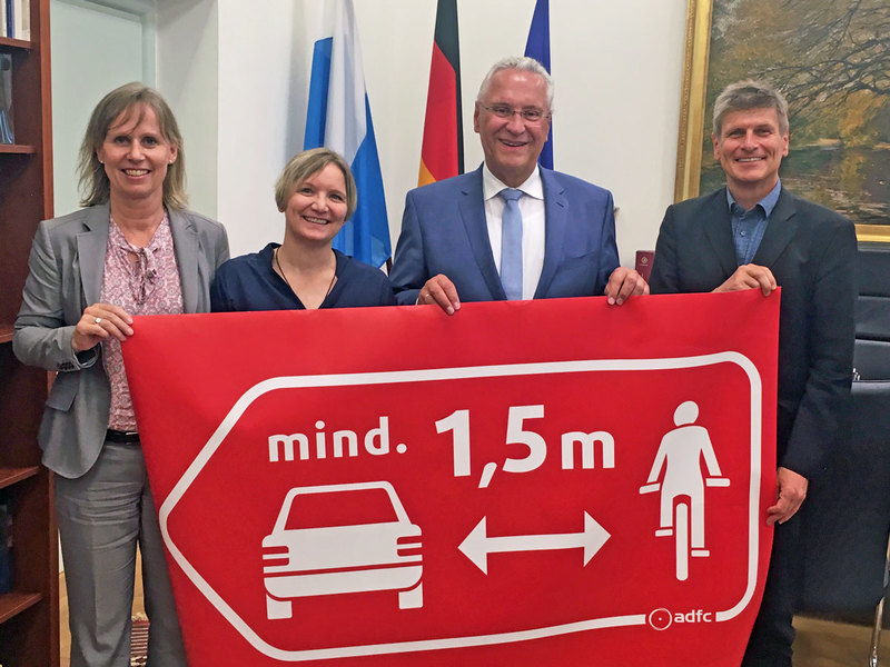 Dienstag, 20. August 2019; Innenminister Joachim Herrmann spricht mit Vertretern des ADFC Bayern �ber den besseren Schutz von Radfahrern im Stra�enverkehr. Der ADFC m�chte verst�rkt daf�r sensibilisieren, dass der n�tige Sicherheitsabstand beim �berholen von Radlern durch Kraftfahrzeuge eingehalten wird. Neben einem Austausch zur F�rderung des Radverkehrs waren weitere Themen unter anderem der Einsatz von Fahrr�dern im Streifendienst der Polizei sowie die Ergebnisse der Verkehrsunfallstatistik. Im Bild: Innenminister Joachim Herrmann mit Bernadette Felsch, Landesvorsitzende ADFC Bayern, Michael Stanglmaier, stv. Vorsitzender, und Petra Husemann-Roew, Landesgesch�ftsf�hrerin.