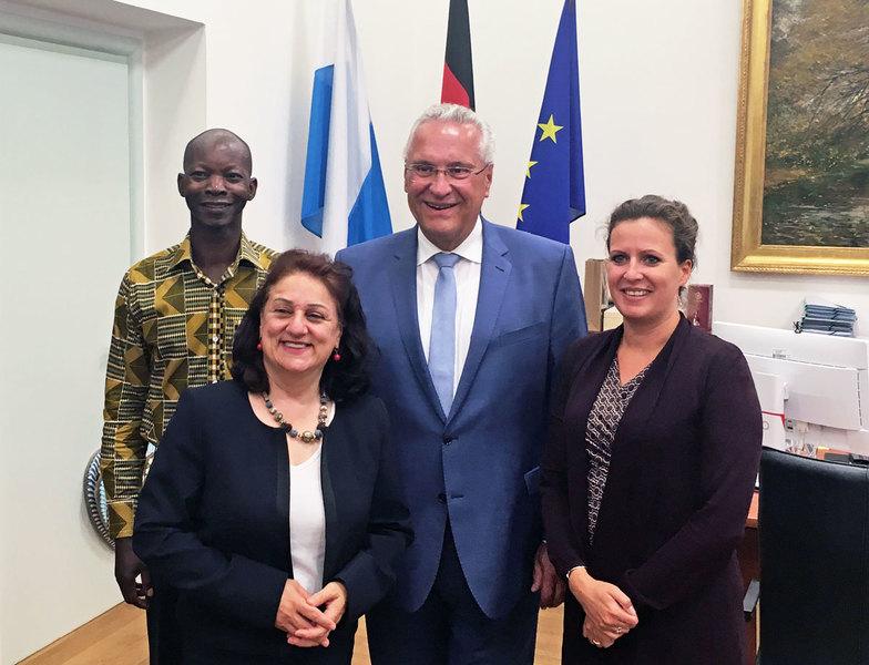 Dienstag, 20. August 2019; Innen- und Integrationsminister Joachim Herrmann spricht mit Vertretern der Arbeitsgemeinschaft der Ausl�nder-, Migranten- und Integrationsbeir�te Bayerns � AGABY � �ber aktuelle Themen der Migrations- und Integrationspolitik. So wurden unter anderem der Schutz und die Sicherheit aller � insbesondere vulnerabler � Personen in bayerischen Asylunterk�nften, Besch�ftigungserlaubnisse f�r Asylbewerber und Geduldete sowie das Engagement von AGABY in der Antirassismus- und Antidiskriminierungsarbeit er�rtert. Im Bild: Innenminister Joachim Herrmann mit Mitra Sharifi Neystanak, Vorsitzende AGABY e.V., R�ka L�rincz, Gesch�ftsf�hrerin und Projektleiterin und Hamado Dipama, Referent f�r Antirassismus- und Antidiskriminierungsarbeit.