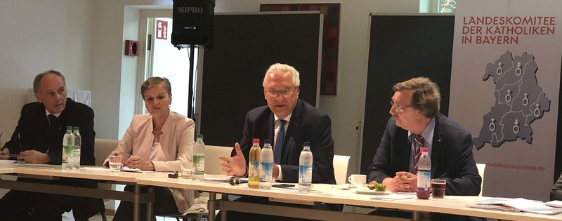 Mittwoch, 4. September 2019, M�nchen; Wichtiger Dialog mit dem Landeskomitee der Katholiken Bayerns heute in M�nchen, darunter mit dem Vorsitzenden Joachim Unterl�nder, der Regierungspr�sidentin von Oberbayern, Maria Els, der stellvertretenden Leiterin des Katholischen B�ros Bayern, Bettina Nickel, oder dem Generalsekret�r der Hanns-Seidel-Stiftung, Oliver J�rg, zu vielen Fragen der Integrations- und Asylpolitik in Bayern. Thematisiert wurden ebenfalls die zunehmende Polarisierung der Gesellschaft sowie die Problematik von Links- und Rechtsextremismus. Der Einsatz vieler Katholiken mit ehrenamtlichen Engagement vor Ort kann nicht hoch genug gew�rdigt werden!