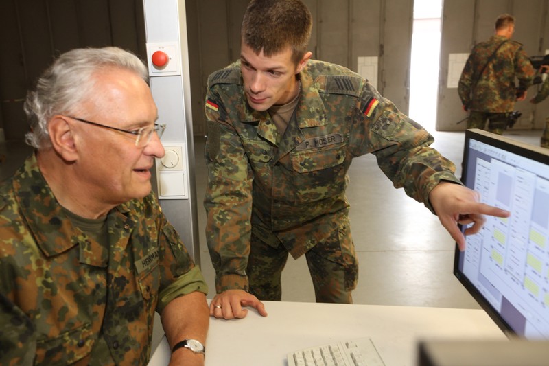 Montag, 9. September 2019; aus voller �berzeugung Teil der Truppe: Innenminister Joachim Herrmann, Oberstleutnant der Reserve, wird im Rahmen seiner Wehr�bung in den Schie�simulator AGSHP eingewiesen. Herrmann: 