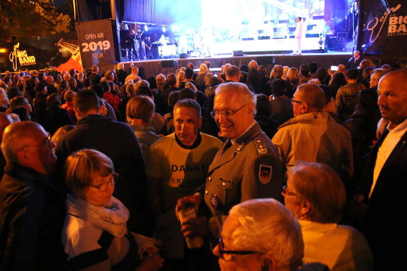 Mittwoch, 11. September 2019, Erlangen; Benefizkonzert der Bundeswehr Big Band am Schlo�platz in Erlangen. Es waren wie jedes Mal wieder viele Prominente Spendensammler unterwegs. Unter Ihnen auch Innenminister Joachim Herrmann. Der Reinerl�s wird der Spendenaktion 