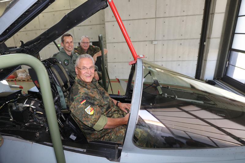Mittwoch, 11. September 2019; Innenminister Joachim Herrmann besucht im Rahmen seiner Wehr�bung das Taktischen Luftwaffengeschwaders 74 in Neuburg an der Donau.
Cockpit eines Eurofighters
stellv. Geschwaderkommadeur Oberstleutnant Thomas Kullrich, Innenminister Joachim Herrmann, General Helmut Dotzler,  
Foto: Kurt Fuchs / BW