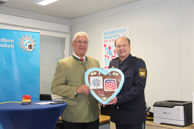 Montag, 23. September 2019; Innenminister Joachim Herrmann informiert sich bei einem Besuch der Wiesnwache �ber die Sicherheitsma�nahmen der M�nchner Polizei auf dem Oktoberfest und gibt dabei den Startschuss f�r den neuen Instagram-Auftritt der Bayerischen Polizei.
Foto: Bayerisches Innenministerium