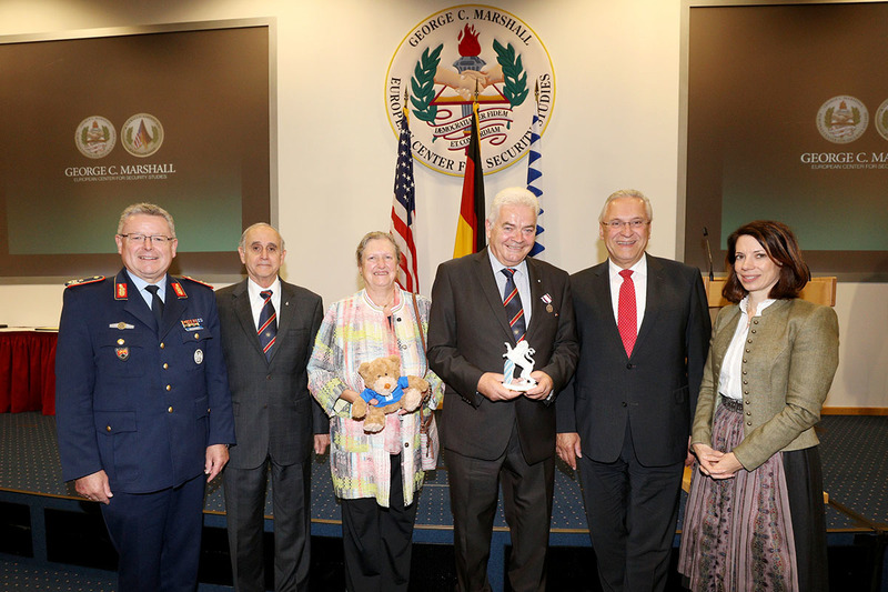 Mittwoch, 25. September 2019; nach mehr als viereinhalb Jahren scheidet Brigadegeneral a. D. Johann Berger als stellvertretender Direktor des George C. Marshall Center aus dem Amt aus. Bayerns Innenminister Joachim Herrmann, der auch Reserveoffizier im Dienstgrad eines Oberstleutnant ist, dankte General Berger bei der Verabschiedungsfeier in Garmisch-Partenkirchen f�r dessen gro�artigen Einsatz und dessen beispielhaftes Engagement f�r Sicherheit und internationale Zusammenarbeit.
Foto: Kurt Fuchs