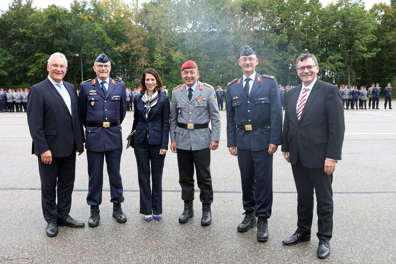 Donnerstag, 26. September 2019; Wechsel an Spitze des Landeskommando Bayern. Nach genau 2.129 Tagen als Kommandeur verabschiedet sich Brigadegeneral Helmut Dotzler in den Ruhestand. Der Kommandeur des Kommandos f�r Territoriale Aufgaben der Bundeswehr, Generalmajor Carsten Breuer, �bergibt Brigadegeneral Thomas Hambach die F�hrung des Kommandos. V.l.n.r. Innenminister Joachim Herrmann, Brigadegeneral Helmut Dotzler, Meghan Gregonis, U.-S. Generalkonsulin in M�nchen, Generalmajor Carsten Breuer, Brigadegeneral Thomas Hambach, Staatsminister Dr. Florian Herrmann.
Foto: LKdoBY/ Kurt Fuchs