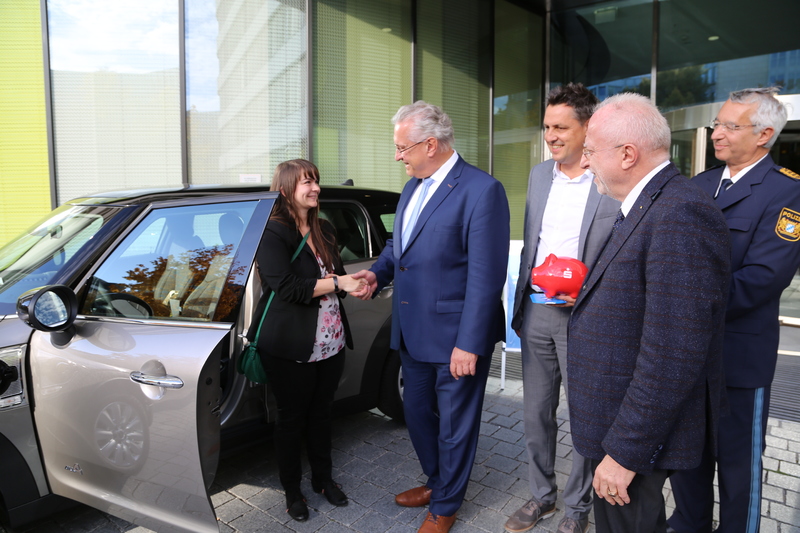 Montag, 14. Oktober 2019; bei der 8. Bayerischen Verkehrssicherheitskonferenz konnte Innenminister Joachim Herrmann der Gewinnerin aus Sachsen-Anhalt des Verkehrssicherheitsgewinnspiels mit rund 55.000 Teilnehmern den Hauptpreis, einen von der BMW Group gespendeten Mini Cooper, �berreichen.
Foto: Polizei Bayern