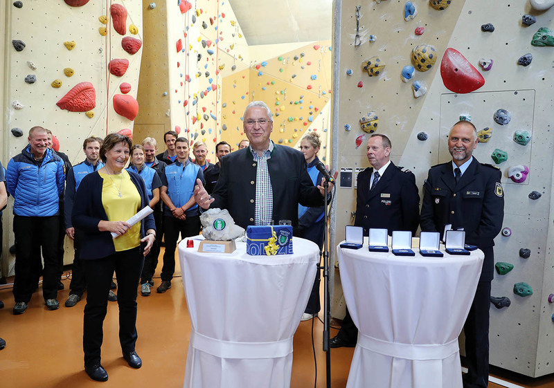 Dienstag, 1. Oktober 2019: F�r mehr Sicherheit im Gebirge: Innenminister Joachim Herrmann �berreicht sieben neu ausgebildeten Polizeibergf�hrern gemeinsam mit dem Pr�sidenten der Bundespolizeiakademie, Alfons Aigner, und dem Kommandanten der Kantonspolizei St. Gallen, Oberst Dr. Bruno Zanger, die Ernennungsurkunden. 