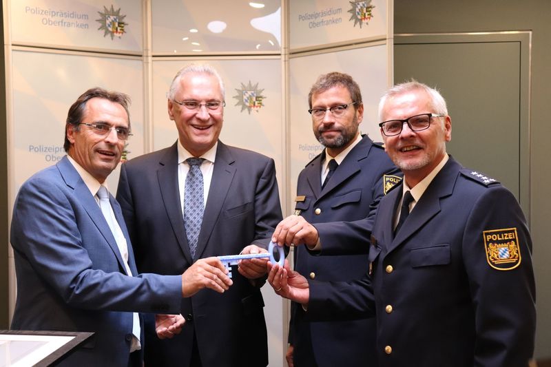 Freitag, 11. Oktober 2019;: Innenminister Joachim Herrmann lobt bei der feierlichen Einweihung das neue Dienstgeb�ude der Polizeiwache Selb. 