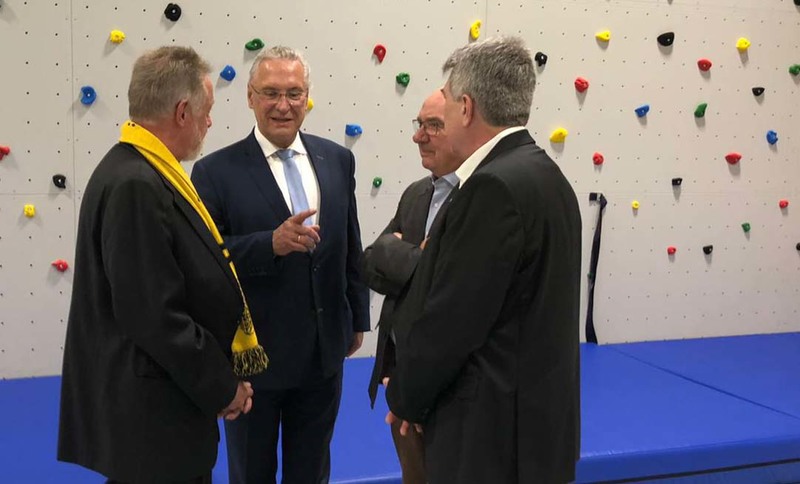 Donnerstag, 17. Oktober 2019; Sportminister Joachim Herrmann bei der Einweihung der neuen Sporthalle des ASV M�hrendorf: 