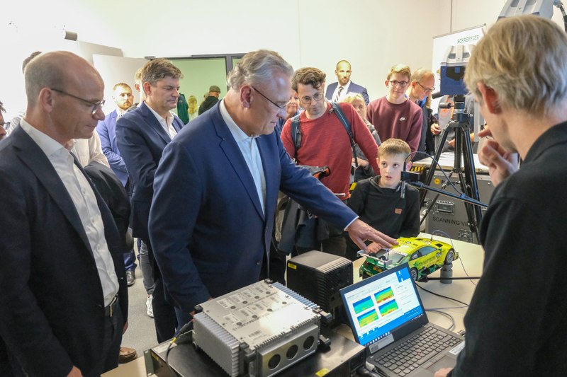 Samstag, 19. Oktober 2019; Innenminister Joachim Herrmann bei der lange Nacht der Wissenschaften der Hochschulen in Erlangen und N�rnberg. Beim mittern�chtlichen Besuch der Technischen Fakult�t haben mich besonders CO2freie Energie und Informatik interessiert. 