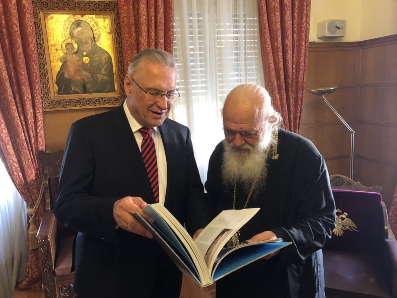 Mittwoch, 30. Oktober 2019, Athen; Innenminister Joachim Herrmann wurde vom griechisch-orthodoxen Erzbischof von Athen Hieronymos II. empfangen. Im Zentrum des Gedankenaustausches stand die aktuelle gesellschaftliche und sozialpolitische Situation im Land nach der Wirtschafts- und Eurokrise sowie die Sicht der griechisch-orthodoxen Kirche auf die aktuelle Fl�chtlingslage. Der Erzbischof sprach sich entschieden daf�r aus, Asylverfahren bereits vor einer Weiterreise in das Gebiet der EU zu pr�fen. 
Foto: Bayerisches Innenministerium