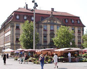 Markt mit dem Palais Stutterheim - 

Am Marktplatz gegen�ber dem Schloss befindet sich das Palais Stutterheim. Der Barockbau wurde von 1728 bis 1730 vom Amthauptmann Christian Hieronymus von Stutterheim erbaut. Von 1810 bis zu ihrem Tod lebte im Palais Stutterheim Sophie Caroline Marie, die Witwe des Markgrafen Friedrich-Alexander. Von 1836 bis 1971 wurde das Geb�ude als Rathaus genutzt. Heute befindet sich im Palais Stutterheim die Stadb�cherei, das Kulturamt und die St�dtischen Galerie Erlangen. 