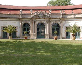 Orangerie im Schlossgarten - 

Hinter dem Erlanger Schloss erstreckt sich der Schlossgarten, der zu einem Spaziergang einl�dt. Er wurde gleichzeitig mit dem Schloss angelegt und 1786 in einen englischen Garten umgewandelt. Das markanteste Geb�ude im Schlossgarten ist die 1705 erbaute, einst�ckige Orangerie. In ihr wurden f�r einige Jahre Orangen, aber auch andere Zitrusfr�chte �ber den Winter gebracht. Im Wassersaal im Innern der Orangerie wurden in fr�herer Zeit h�fische Gartenfeste veranstaltet. Heute finden hier gelegentlich Ausstellungen und Musikveranstaltungen statt. Dar�ber hinaus beherbergt das Geb�ude das Universit�tsinstitut f�r Kunstgeschichte und Kirchenmusik. 