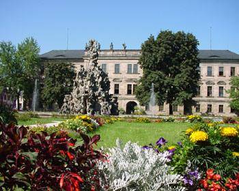 Das Erlanger Schlo� - 

Am Schlossplatz in Erlangen steht das markgr�fliche Schloss. Es wurde in den Jahren 1700 bis 1704 nach Pl�nen von Antonio della Porta erbaut. Das Schloss diente haupts�chlich als Witwensitz. Nach dem Tod der letzten Markgr�fin ging es in den Besitz der Friedrich-Alexander Universit�t �ber. Heute befindet sich im Schloss die Universit�ts-Verwaltung. 