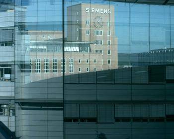 Siemens - 

Seit �ber 50 Jahren ist die Geschichte der Stadt Erlangen mit der des Unternehmens Siemens verbunden. Erlangen hat nach dem Zweiten Weltkrieg einen beispiellosen wirtschaftlichen und st�dtebaulichen Aufstieg erlebt. Ausl�ser f�r diese Entwicklung war die Ansiedlung der damaligen Siemens-Schuckert-Werke AG. Waren in Erlangen im Jahr 1950 noch knapp 9.000 Besch�ftigte im verarbeitenden Gewerbe t�tig, so sind es heute �ber 34.450. Siemens besch�ftigt in Erlangen �ber 21.550 Mitarbeiter und ist damit der gr��te Arbeitgeber in dieser Stadt. Rund 1000 junge Leute werden derzeit in gewerblichen, technischen und kaufm�nnischen Berufen ausgebildet. 