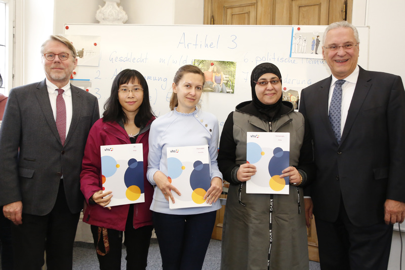 Dienstag, 6. November 2019; Bayerns Innen- und Integrationsminister Joachim Herrmann hat heute zusammen mit BAMF-Pr�sident Dr. Hans-Eckhard Sommer Integrationskursteilnehmern Zertifikate �ber deren erfolgreich abgelegte Sprachkurspr�fungen �bergeben. Herrmann gratulierte den frischgebackenen Sprachkurs-Absolventen, die mit ihren neuen Deutschkenntnissen einen entscheidenden Schritt getan h�tten, um in Deutschland ein selbstbestimmtes Leben zu f�hren.