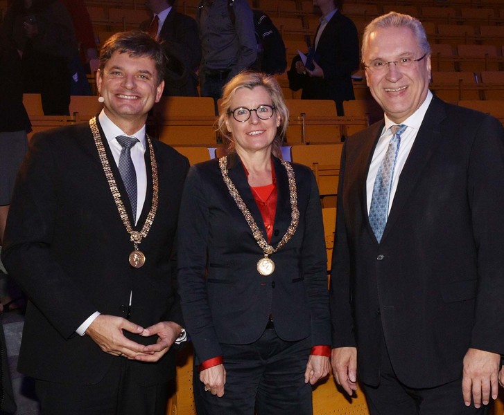 Montag, 4. November 2019; Innenminister Joachim Herrmann beim dies academicus der FAU Erlangen-N�rnberg. Mit ihm auf dem Foto der Pr�sident der FAU, Prof. Dr. Joachim Hornegger und die Vizepr�sidentin der TU M�nchen, Prof. Dr. Juliane Winkelmann.
Foto: Kurt Fuchs  