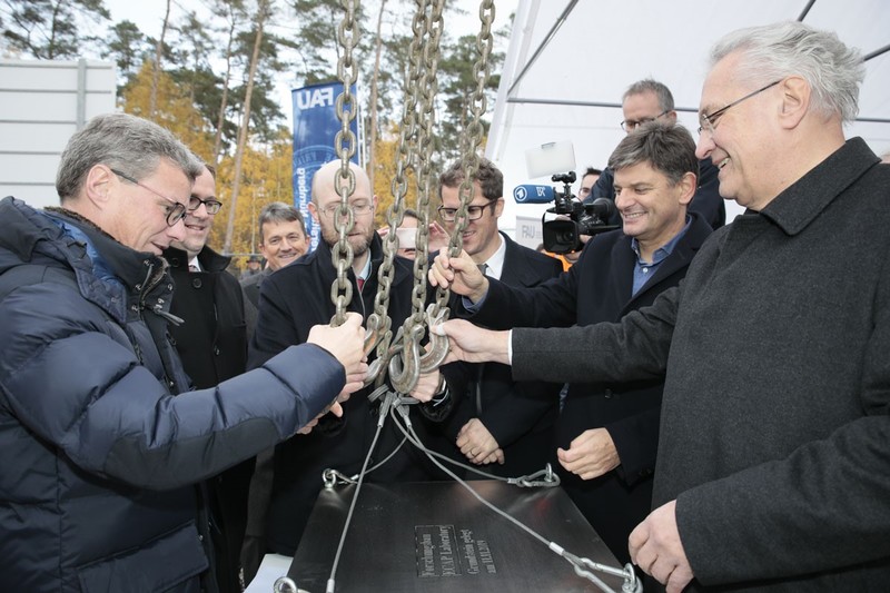 Montag, 11. November 2019; Bei der Grundsteinlegung f�r das 'ECAP Laboratory' hat Bayerns Innenminister Joachim Herrmann den Forschungsneubau f�r das 'Erlangen Centre for Astroparticle Physics' (ECAP) als wegweisende Investition in die Zukunft bezeichnet. Damit werde die Friedrich-Alexander-Universit�t Erlangen-N�rnberg (FAU) noch attraktiver. 
Foto Erich Malter
