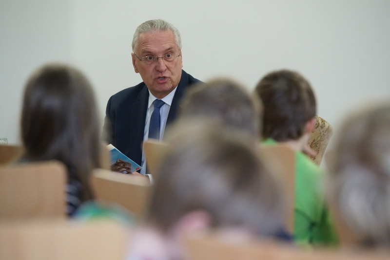 Freitag, 15. November 2019; Innenminister Joachim Herrmann liest beim Bundesweitem Vorlesetag im Walderlebniszentrum Tennenlohe vor. Die Kinder lauschten der Geschiichte vom kleinen Wolf - auf die Pfoten fertig los.
