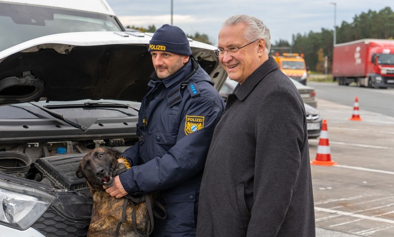 Freitag, 15. November 2019: Der Kampf gegen Wohnungseinbrecher zeigt Erfolge! Wie Innenminister Joachim Herrmann an einer Kontrollstelle der Polizei an der A9 bei N�rnberg deutlich gemacht hat, ging die Zahl der Wohnungseinbr�che in Bayern in den vergangenen Jahren erheblich zur�ck. 
