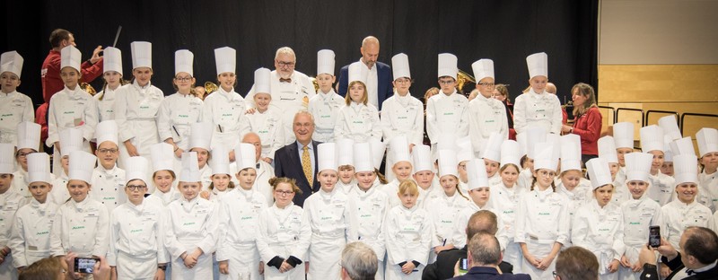 Samstag, 16. November 2019; Bayerns Innenminister Joachim Herrmann dankt als Schirmherr und Vorsitzender des Tourismusverbands Franken den Europa-Minik�chen Hersbruck bei deren Sternstunden-Gala f�r ihr gro�artiges Engagement. Die Hobbyk�chinnen und -k�che im Alter von neun bis elf Jahren unterst�tzen mit ihrem Projekt die Benefizaktion Sternstunden e.V. des Bayerischen Rundfunks. 