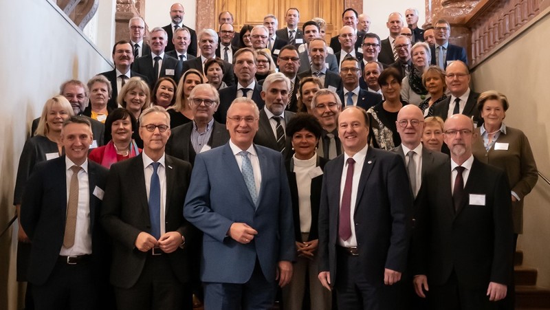 Donnerstag, 21. November 2019: Bayerns Innenminister Joachim Herrmann empf�ngt die Arbeitsgemeinschaft der Polizeipr�sidenten Deutschland in der M�nchner Residenz. Dabei stellt er das konsequente Vorgehen der Bayerischen Staatsregierung gegen jegliche Form von Hasskriminalit�t vor. Die Arbeitsgemeinschaft der Polizeipr�sidenten wurde vor 70 Jahren gegr�ndet. Zweck der Arbeitsgemeinschaft ist die Mitwirkung an der Verbesserung der �ffentlichen Sicherheit, insbesondere auf den Gebieten der Verkehrssicherheit, der Verbrechensvorbeugung und -bek�mpfung sowie der Intensivierung der allgemeinen Pr�ventionsarbeit.
Foto: PP M�nchen