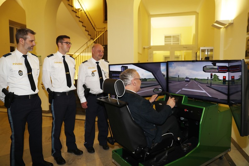 Montag, 25. November 2019: Don't Drink And Drive: Innenminister Joachim Herrmann setzt sich gemeinsam mit dem dem Bayerischen Brauerbund und der Bayerischen Polizei daf�r ein, alkoholbedingte Verkehrsunf�lle weiter zu reduzieren. Alkohol und Auto passen nicht zusammen! Testfahrt unter Alkoholeinflu� im Fahrsimulator.
Foto: Sammy Minkoff