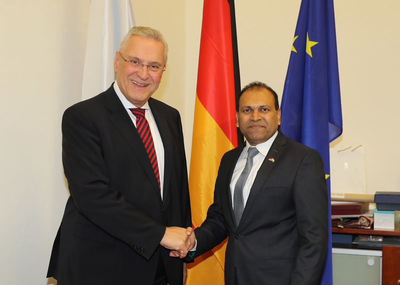 Dienstag, 26. November 2019; Innenminister Joachim Herrmann empf�ngt den indischen Generalkonsul f�r Bayern und Baden-W�rttemberg, Sugandh Rajaram. Bei dem Gespr�ch am 70. Jahrestag der Verabschiedung der indischen Verfassung ging es um einen Austausch zu Sicherheitsfragen und um die Vertiefung der Zusammenarbeit zwischen Bayern und Karnataka, insbesondere im Polizeibereich.
Foto: Sammy Minkoff