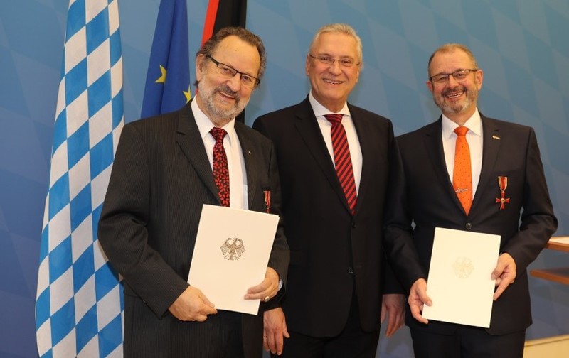 Dienstag, 26. November 2019; Au�erordentliches und langj�hriges Engagement f�r den Radverkehr in Bayern sowie f�r die Wasserwacht im Bayerischen Roten Kreuz: Innenminister Joachim Herrmann h�ndigt das Bundesverdienstkreuz am Bande an Armin Falkenhein und Professor Dr. Stefan Go�ner aus.
Foto: Sammy Minkoff