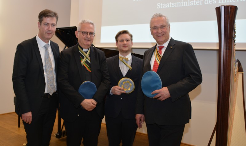 Sonntag, 12. Januar 2020; Innenminister Joachim Herrmann spricht beim Neujahrsempfang des Cartellverbands der katholischen deutschen Studentenverbindungen in W�rzburg. Im Bild mit (v.l.): W�rzburgs Oberb�rgermeister Christian Schuchardt, Pr�lat Domdekan G�nter Putz und Peter Schnack, Ortsverbandsvorsitzender W�rzburger CV.
Foto: Raphael Schlimbach 
