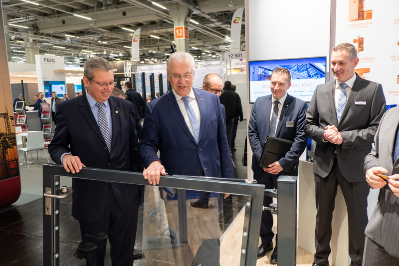 Dienstag, 14. Januar 2020: Wirksamer Schutz vor Vandalismus, Diebstahl und Industriespionage: Innenminister Joachim Herrmann besucht die Perimeter Protection Messe N�rnberg, eine Fachmesse f�r Perimeter-Schutz, Zauntechnik und Geb�udesicherheit. In 1.816 F�llen konnte 2018 in Bayern ein Einbruch verhindert werden, davon in 1.507 F�llen durch Sicherungstechnik.
Foto: NuernbergMesse / Thomas Geiger 