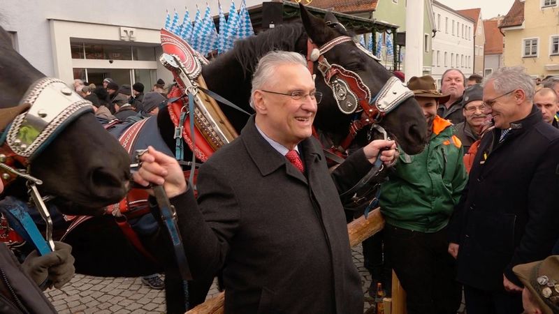 Mittwoch, 5. Februar 2020; Innenminister Joachim Herrmann auf dem Ro�markt in Berching. 