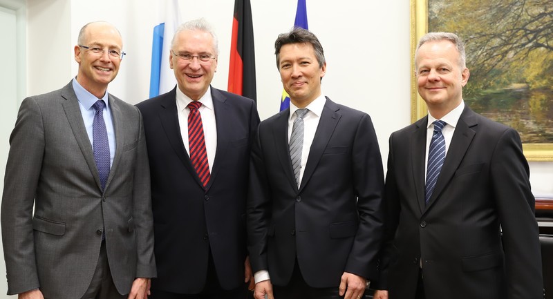 Freitag, 14. Februar 2020; Staatsminister Herrmann im Gespr�ch mit Dirk Hoke, Dr. Wolfgang Schoder und  Alexander Reinhardt von Airbus am Rande der M�nchner Sicherheitskonferenz: 
�In dem Gespr�ch ging es u.a. um Fragen der urbanen Mobilit�t (E-Mobilit�t, Flugtaxis, CO2-freies Fliegen)und um die Zusammenarbeit mit Airbus im Polizeibereich und um Fragen der Verteidigungspolitik.