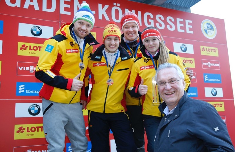 Sonntag, 1. M�rz 2020; Sportminister Joachim Herrmann gratuliert Anna Berreiter, Felix Loch und den Doppelsitzern Toni Eggert/Sascha Benecken zum Sieg des Staffelwettbewerb am K�nigssee
Foto: Sammy Minkoff