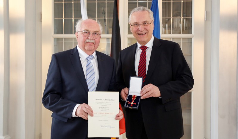 Donnerstag, 12. M�rz 2020; Prof. Dr. med. Werner Daniel wurde das Bundesverdienstkreuz am Bande von Innenminister Joachim Herrmann bei einer Feierstunde in der Orangerie in Erlangen �berreicht.Prof. Daniel hat sich unter anderem f�r hervorragende Patientenversorgung und das Vorantreiben der patientennahen Forschung und Lehre eingesetzt