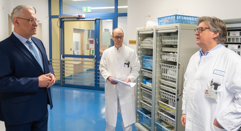 Donnerstag, 26. M�rz 2020; Der Bayerische Innenminister Joachim Herrmann (l.) informierte sich beim �rztlichen Direktor des Uni-Klinikums Erlangen Prof. Dr. Dr. h. c. Heinrich Iro (Mitte) und dem Direktor der An�sthesiologischen Klinik Prof. Dr. Dr. h. c. J�rgen Sch�ttler �ber den Stand der Krisenvorbereitungen am Universit�tsklinikum Erlangen. Foto: Michael Rabenstein/Uni-Klinikum Erlangen