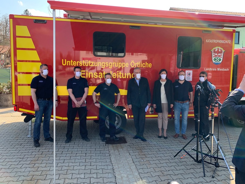 Samstag, 4. April 2020; Gemeinsam mit Landtagspr�sidentin Ilse Aigner besucht Innenminister Joachim Herrmann die F�hrungsgruppe Katastrophenschutz im Krisenzentrum des Landratsamtes Miesbach. Aufgrund des festgestellten Katastrophenfalls leisten die F�hrungsgruppen Katastrophenschutz bayernweit rund um die Uhr intensive Arbeit zum Schutz der Bev�lkerung. Herrmann dankte allen Einsatzkr�ften f�r ihr vorbildliches und umsichtiges Verhalten: 