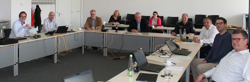 Dienstag, 14. April 2020; Innenminister Joachim Herrmann besuchte am Karsamstag die F�hrungsgruppe Katastrophenschutz im Landratsamt Erlangen-H�chstadt unter Leitung von Landrat Alexander Tritthart und am Ostermontag (hier im Bild) die F�hrungsgruppe im Erlanger Rathaus mit Oberb�rgermeister Florian Janik an der Spitze � Herzlichen Dank an alle, die f�r unser aller Sicherheit und Gesundheit aktiv sind!.
Foto: Stadt Erlangen 
