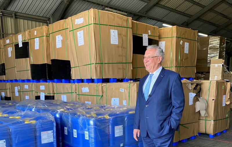 Mittwoch 15. April 2020; Bayerns Innenminister Joachim Herrmann hat sich heute pers�nlich �ber die Lage im THW-Zentrallager bei M�nchen informiert: 