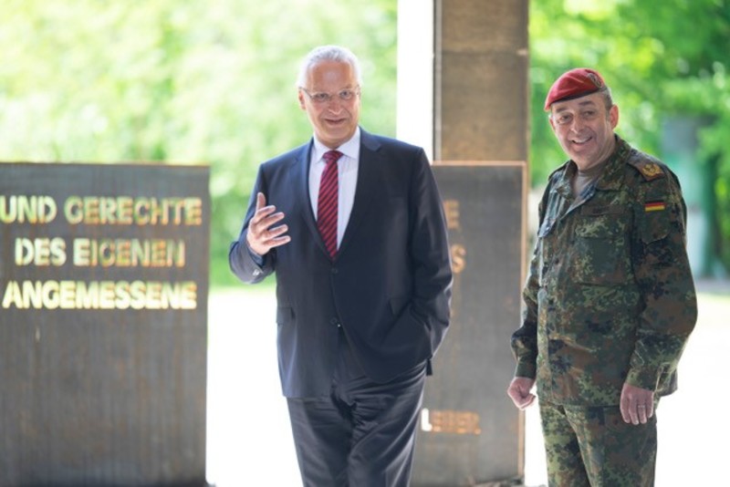 Freitag, 15. Mai 2020; Bayerns Innenminister Joachim Herrmann besucht das 'Kommando Territoriale Aufgaben' der Bundeswehr in Berlin. Dieses ist milit�rischer Ansprechpartner f�r die zivil-milit�rische Zusammenarbeit in Deutschland, insbesondere in Notlagen. auf dem Bild Innenminister Joachim Herrmann mit Generalmajor Breuer.
Foto: Bundeswehr Berlin/Mey